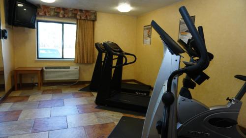 Gimnasio o instalaciones de fitness de Baymont by Wyndham Arlington At Six Flags Dr