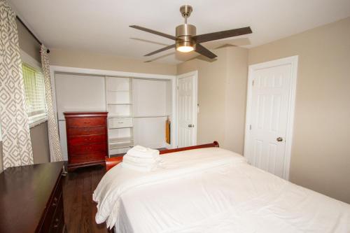 Un dormitorio con una cama y un ventilador de techo. en Deer Run Cottage- Golf Course cottage, en Kawartha Lakes