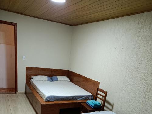 玛丽亚达费Pousada Shambhala的一间带床和椅子的小卧室