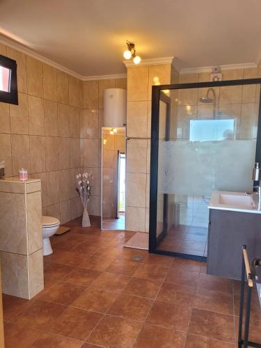 Ένα μπάνιο στο Sunset Paradise Villa with Heated Pool
