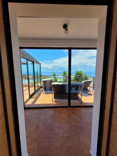 Μπαλκόνι ή βεράντα στο Sunset Paradise Villa with Heated Pool
