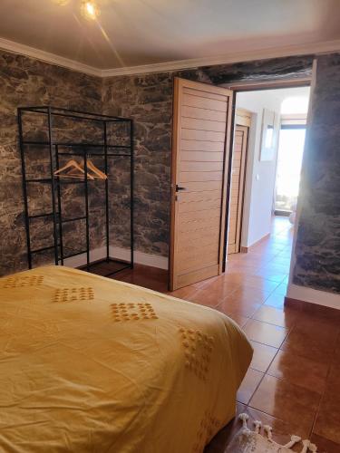 Ένα ή περισσότερα κρεβάτια σε δωμάτιο στο Sunset Paradise Villa with Heated Pool