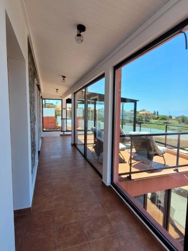 Μπαλκόνι ή βεράντα στο Sunset Paradise Villa with Heated Pool