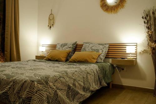 Un dormitorio con una cama grande con dos almohadas. en Villa Savio, en Saint-Pierre