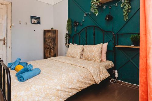 - une chambre dotée d'un lit avec un mur vert dans l'établissement Unique 2 bedroom Apartment in The Old Town, à Tallinn