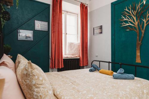 une chambre avec un lit avec un animal en peluche dessus dans l'établissement Unique 2 bedroom Apartment in The Old Town, à Tallinn
