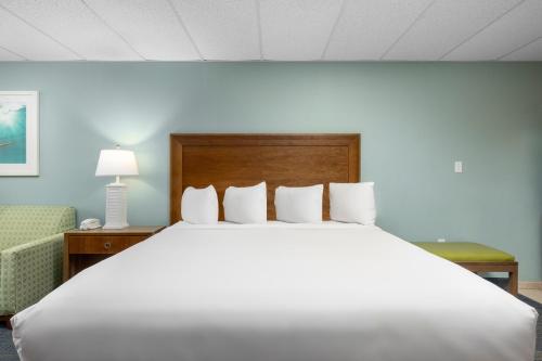 a large white bed in a hotel room at Beachside Resort Panama City Beach in Panama City Beach
