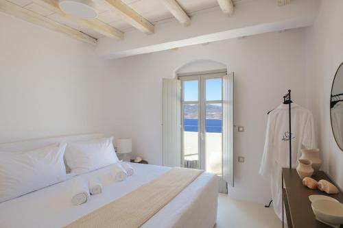 Postel nebo postele na pokoji v ubytování Odyssey Rock Milos Sunset Suites