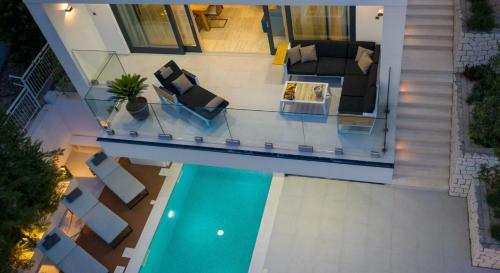 an aerial view of a house with a swimming pool at Villa Luna Mare mit Pool und Sauna in Podaca