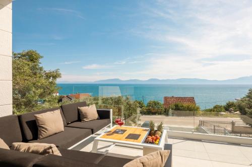 a view of the ocean from the balcony of a house at Villa Luna Mare mit Pool und Sauna in Podaca