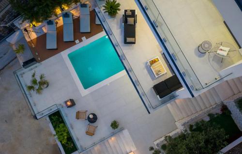 an overhead view of a swimming pool in a building at Villa Luna Mare mit Pool und Sauna in Podaca