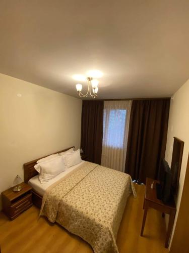 Un pat sau paturi într-o cameră la Luxury Apartment Pirin Golf & Country Club