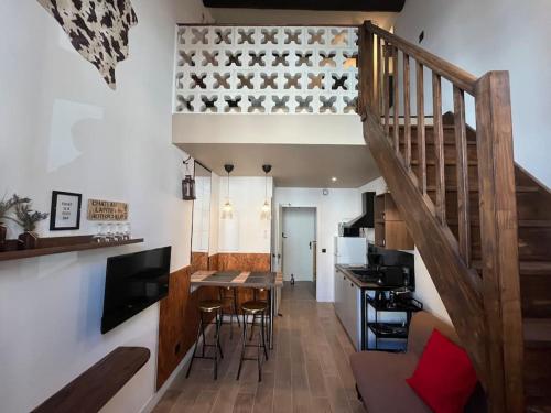 une cuisine et un salon avec un escalier et une table dans l'établissement Class affaire, à Marseille