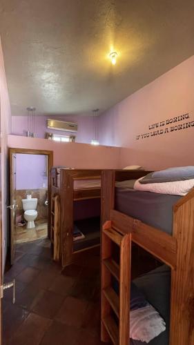 Ένα ή περισσότερα κρεβάτια σε δωμάτιο στο Planet B Hostel - Adults Only