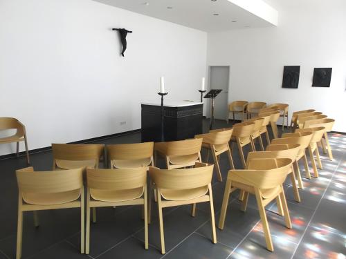 a row of chairs and a table in a room at Townhouse Düsseldorf in Düsseldorf