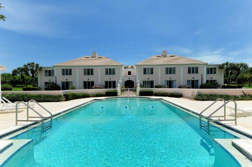 Bazén v ubytování Windsor Lodge Unit 20, studio, 1BR 1BA close to the beaches, pool access nebo v jeho okolí