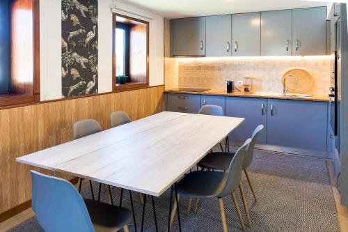 a kitchen with a large wooden table and chairs at Encosta do Uíma - Guest House in Caldas de São Jorge