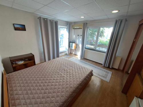 En eller flere senge i et værelse på City House CHAYA