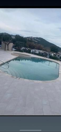 une grande piscine d'eau sur un sol carrelé dans l'établissement L éden, à Hyères