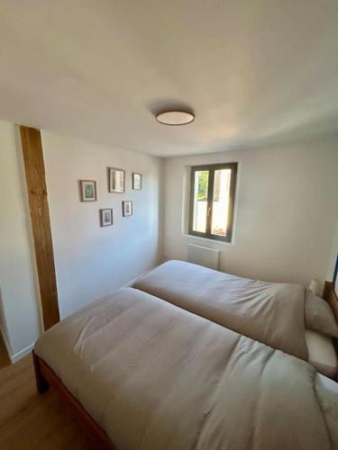 une chambre avec deux lits et une fenêtre dans l'établissement Maison de ville proche baie de Somme, à Abbeville