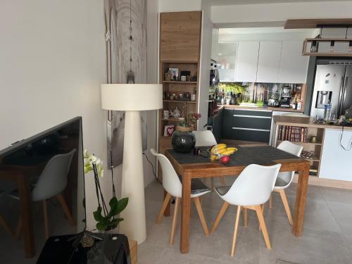 une cuisine et une salle à manger avec une table et des chaises dans l'établissement Chambre cosy dans T3, à Cannes