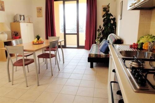 Residenza La Passeggiataにあるキッチンまたは簡易キッチン