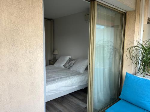 - une chambre avec un lit et une porte en verre dans l'établissement Chambre cosy dans T3, à Cannes