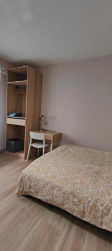 une chambre avec un lit, une table et un bureau dans l'établissement Thabor-centre-METRO-commerces, à Rennes