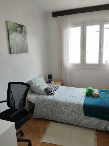 - une chambre avec un lit, une chaise et une fenêtre dans l'établissement Great Base to explore Alès, à Alès