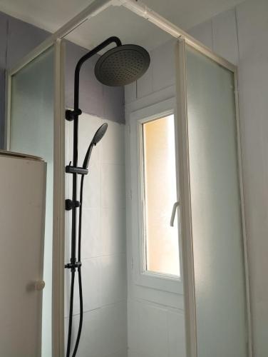 une douche dans une salle de bain avec une porte vitrée dans l'établissement Great Base to explore Alès, à Alès