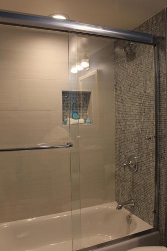 Koupelna v ubytování MAGICAL Xcape, POOLS-SPA, WALK 2 DISNEY, CENTRAL AC-HEAT, FULLY EQUIPPED, 2 FREE PARKING SPACES, OWNER MGMT