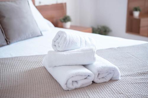 a pile of towels sitting on top of a bed at El Balcón del Guadalhorce in Alora