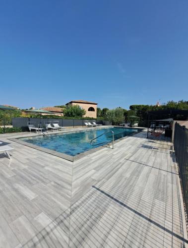 une piscine sur le toit d'une maison dans l'établissement Écrin de verdure de 45 m2 - Plage à 400m - Jardin, Parking privé, WIFI, à Le Brusc