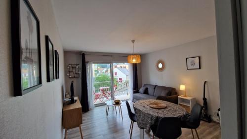 un salon avec une table et un canapé dans l'établissement Grand studio moderne hyper centre, à Pornichet
