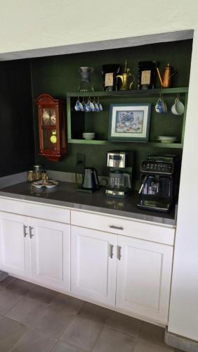 a kitchen with white cabinets and a black counter top at Casa Finca Madrid Mazzitelli in Támesis