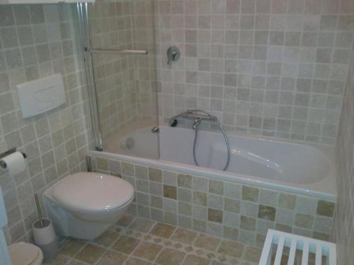 Ένα μπάνιο στο Studio met zeezicht en zwembad en parking