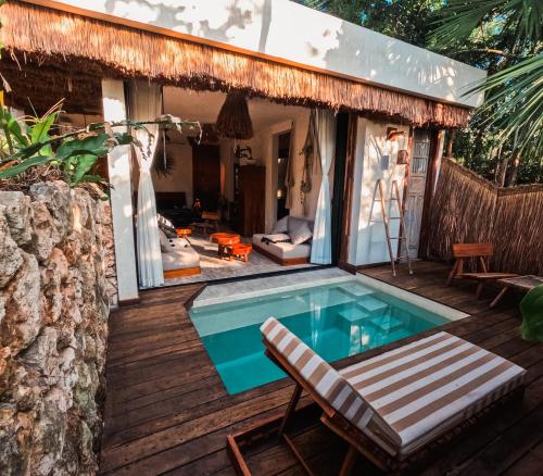 Bazén v ubytování Naya Bacalar Lagoon Front Hotel nebo v jeho okolí