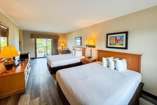 Postel nebo postele na pokoji v ubytování Days Inn by Wyndham Mackinaw City - Lakeview