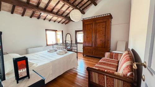 a living room with a bed and a couch at Villa Pleiadi in Casa Albonetti
