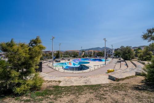 une piscine vide dans un parc dans l'établissement Le Borely, côté Marina Olympique, à Marseille