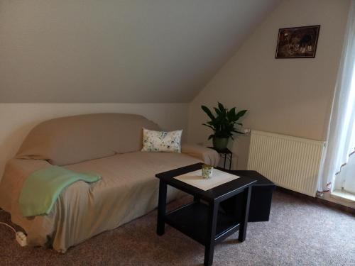 a small bedroom with a bed and a table at Ferienwohnung Hofapartment in Milkersdorf