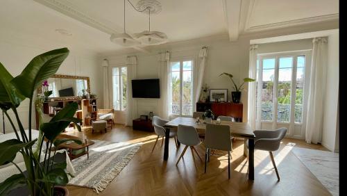 Bright, Spacious 2 Bedroom Apartment, Walk to Beach & Old Town