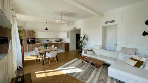 Bright, Spacious 2 Bedroom Apartment, Walk to Beach & Old Town