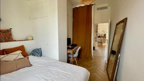 Bright, Spacious 2 Bedroom Apartment, Walk to Beach & Old Town