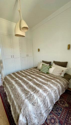 une chambre avec un grand lit dans une pièce dans l'établissement Modern & Bright 2 Bedrooms - City Center, à Nice