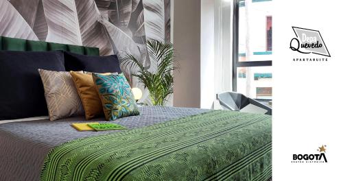 Giường trong phòng chung tại Depa Quevedo - Trendy Revamped Flat - Exceptional Spot in Bogotá's Historic Colonial Square - Candelaria
