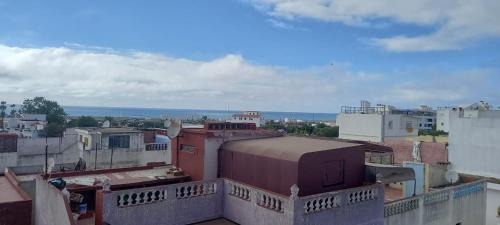 een uitzicht op een stad vanaf het dak van een gebouw bij Casa Youssef 1 in Asilah