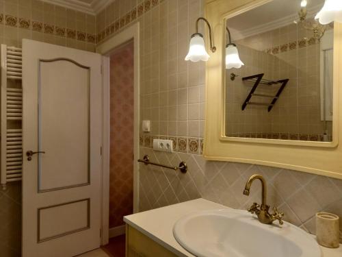 un bagno con lavandino e specchio di Villa Anna-Altea ad Altea