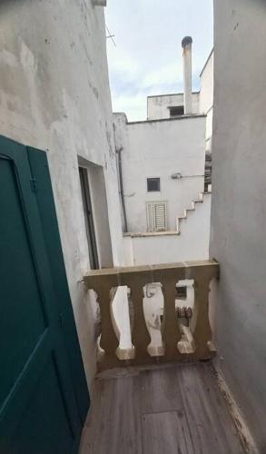 AradeoにあるCasina Del Generaleの階段のある建物への開口ドア