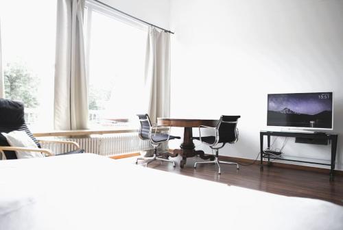Μια τηλεόραση ή/και κέντρο ψυχαγωγίας στο Sunny & Cozy Studio with shared swimming pool